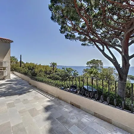 Villa Somptueuse En Bord De *
